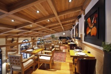 Фото интерьера азиатского зала ресторана в стиле фьюжн