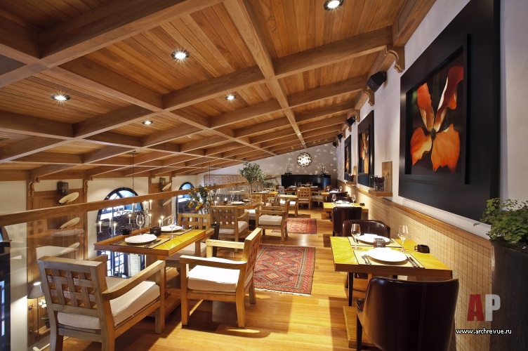 Фото интерьера азиатского зала ресторана в стиле фьюжн