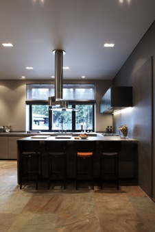 Фото интерьера кухни дома в современном стиле