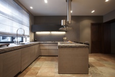 Фото интерьера кухни дома в современном стиле