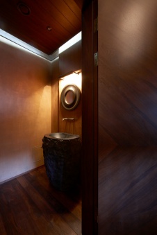 Фото интерьера гостевого санузла дома в современном стиле