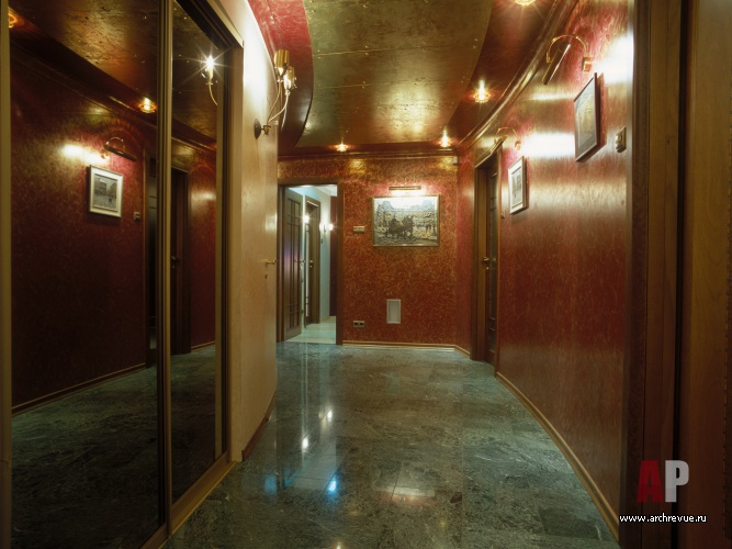 Фото интерьера коридора квартиры в неоклассическом стиле