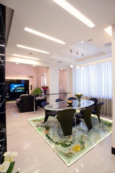 Фото интерьера столовой двухэтажной квартиры в современном стиле