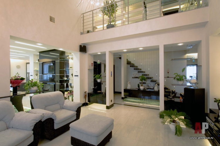 Фото интерьера гостиной двухэтажной квартиры в современном стиле