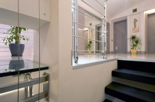 Фото интерьера холла двухэтажной квартиры в современном стиле