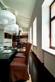 Фото интерьера столовой двухуровневой квартиры в современном стиле