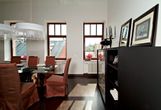 Фото интерьера столовой двухуровневой квартиры в современном стиле