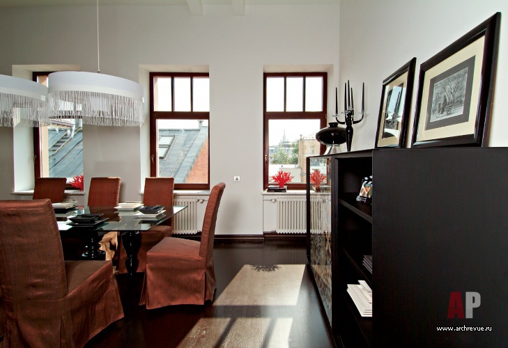 Фото интерьера столовой двухуровневой квартиры в современном стиле