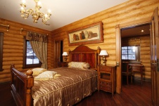 Фото спальни гостевого деревянного дома