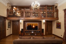 Фото интерьера гостиной многоуровневой квартиры в неоклассике