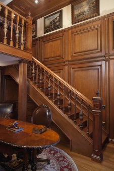 Фото интерьера кабинета многоуровневой квартиры в неоклассике