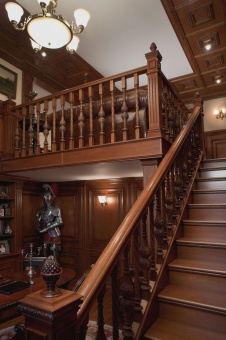 Фото интерьера кабинета многоуровневой квартиры в неоклассике