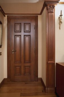 Фото детали интерьера многоуровневой квартиры в неоклассике