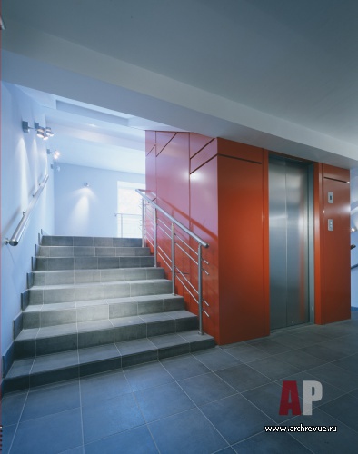 Фото интерьера лестничного марша офисного центра