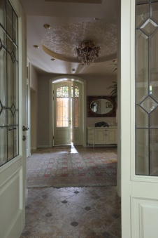 Фото интерьера входной зоны дома в неоклассике