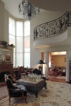 Фото интерьера гостиной дома в неоклассике