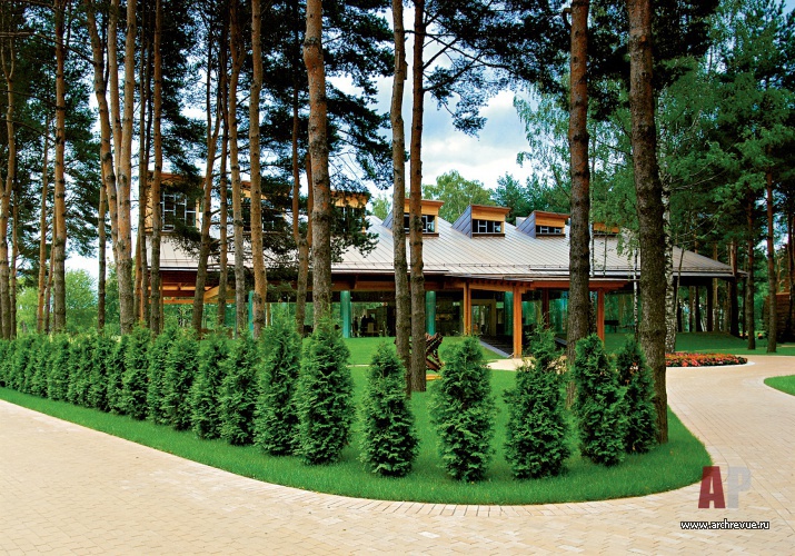 Фото фасадов гольф-клуба в Пирогово