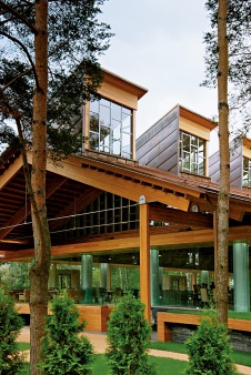 Фото фасадов гольф-клуба в Пирогово