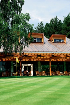 Фото фасадов гольф-клуба в Пирогово