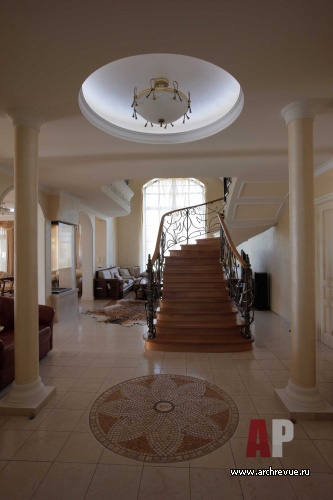Фото интерьера холла трехэтажного дома в стиле современной классики