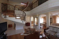 Фото интерьера гостиной трехэтажного дома в стиле современной классики