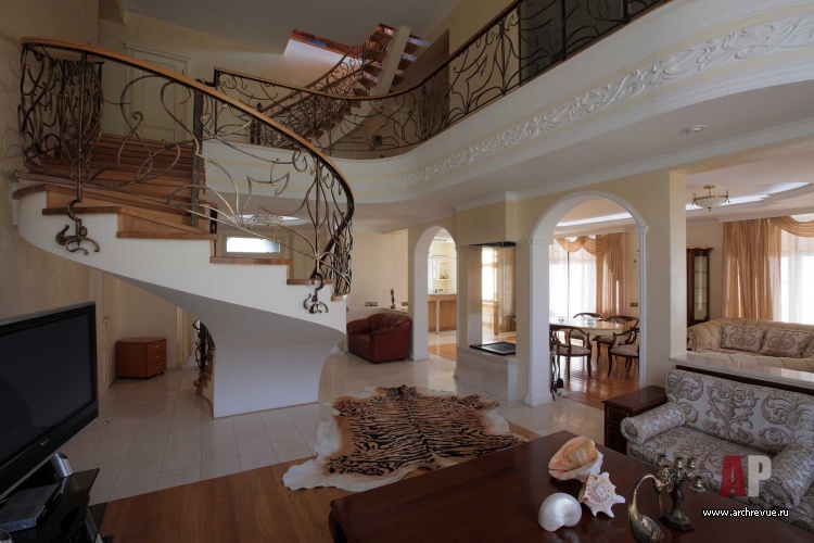 Фото интерьера гостиной трехэтажного дома в стиле современной классики