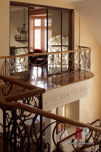 Фото интерьера гостиной трехэтажного дома в стиле современной классики