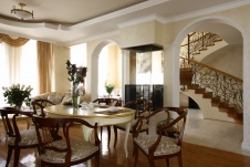 Фото интерьера столовой трехэтажного дома в стиле современной классики