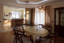 Фото интерьера столовой трехэтажного дома в стиле современной классики