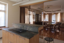 Фото интерьера кухни трехэтажного дома в стиле современной классики