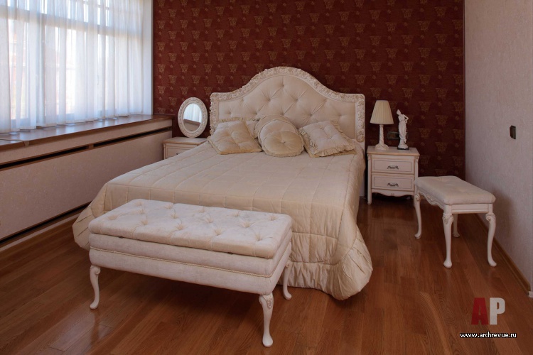 Фото интерьера спальни трехэтажного дома в стиле современной классики