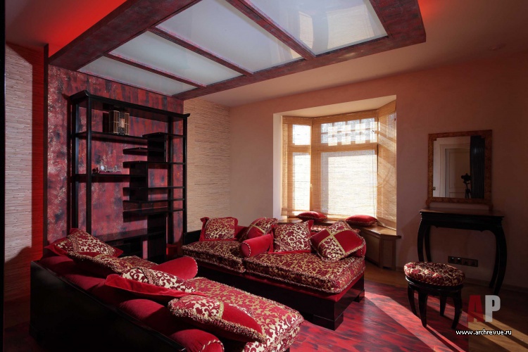 Фото интерьера комнаты отдыха трехэтажного дома в стиле современной классики