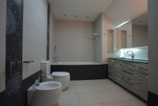 Фото интерьера санузла трехэтажного дома в стиле современной классики