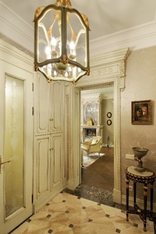 Фото интерьера холла квартиры в классическом стиле