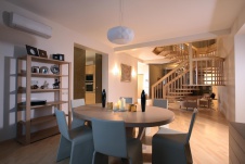 Фото интерьера гостиной двухуровневой квартиры в эко стиле