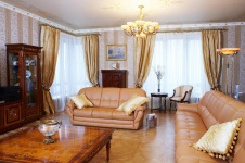 Фото интерьера гостиной квартиры в классическом стил