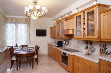 Фото интерьера кухни квартиры в классическом стиле