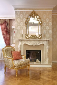 Фото интерьера каминной зоны особняка в классическом стиле