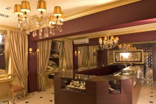 Фото интерьера торгового зала ювелирного магазина стиле фьюжн