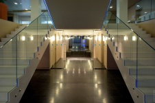 Фото интерьера лестницы пресс-центра в современном стиле