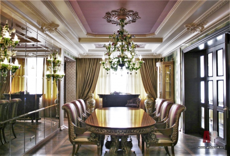 Фото интерьера столовой квартиры в имперском стиле