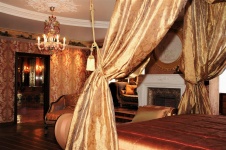 Фото интерьера спальни квартиры в имперском стиле