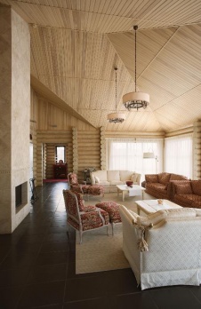 Фото интерьера гостиной банного дома в гостевом комплексе