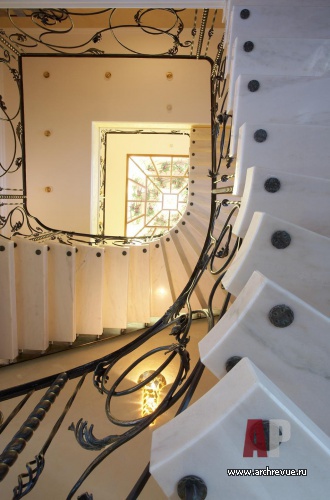 Фото интерьера лестницы загородного дома в стиле модерн