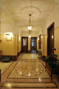 Фото интерьера холла квартиры в классическом стиле