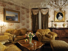 Фото интерьера гостиной квартиры в классическом стиле