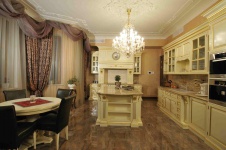 Фото интерьера кухни квартиры в классическом стиле