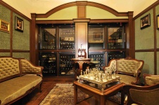 Фото интерьера винной комнаты квартиры в классическом стиле