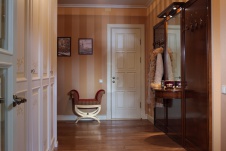 Фото интерьера входной зоны квартиры в неоклассике