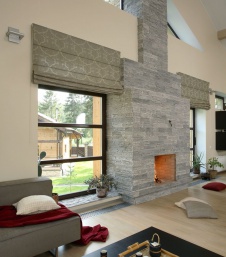 Фото интерьера гостиной загородного деревянного дома